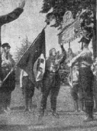 Hitler ante las banderas de sus milicias